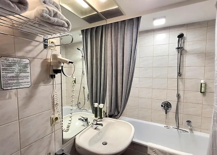 & Restaurant Batzenhaeusl Готель Інсбрук