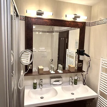 & Restaurant Batzenhaeusl Hotel Innsbruck