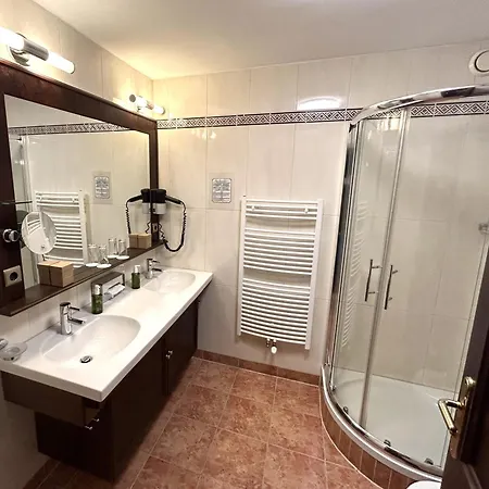 & Restaurant Batzenhaeusl فندق