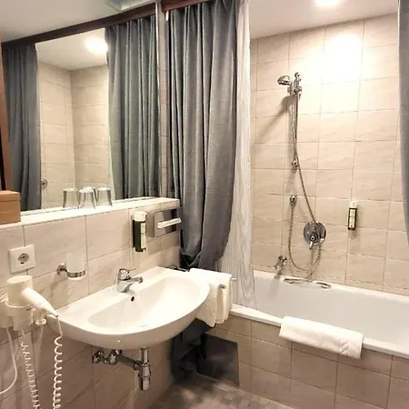 & Restaurant Batzenhaeusl فندق إنسبروك