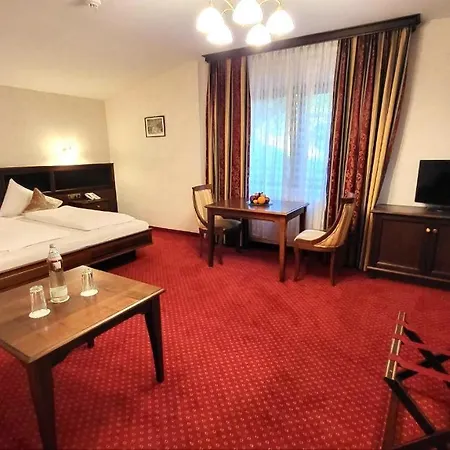 & Restaurant Batzenhaeusl فندق